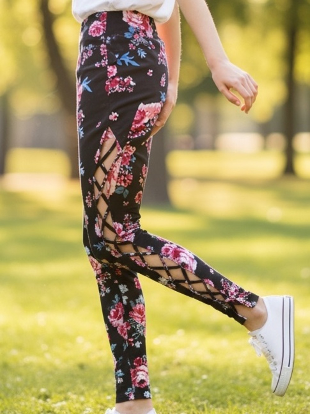 Derek Heart Black Garden Floral Criss-Cross Cut-Out Lace-Up Side Leggings, Small